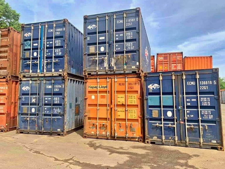 Flere 20-fots containere stablet
